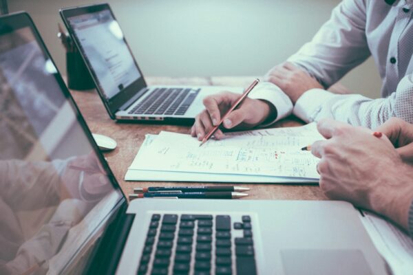 6 Errores Comunes al Elegir Mobiliario Contract (Y Cómo Evitarlos)